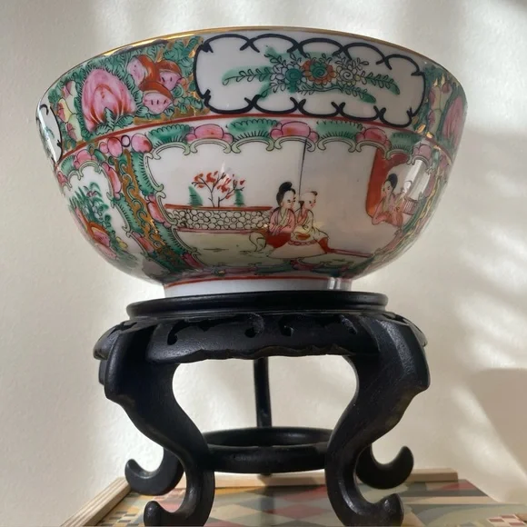 Late 20th century Rose Medallion large bowl, 9” across, Made in Japan/Hong Kong - Picture 5 of 16